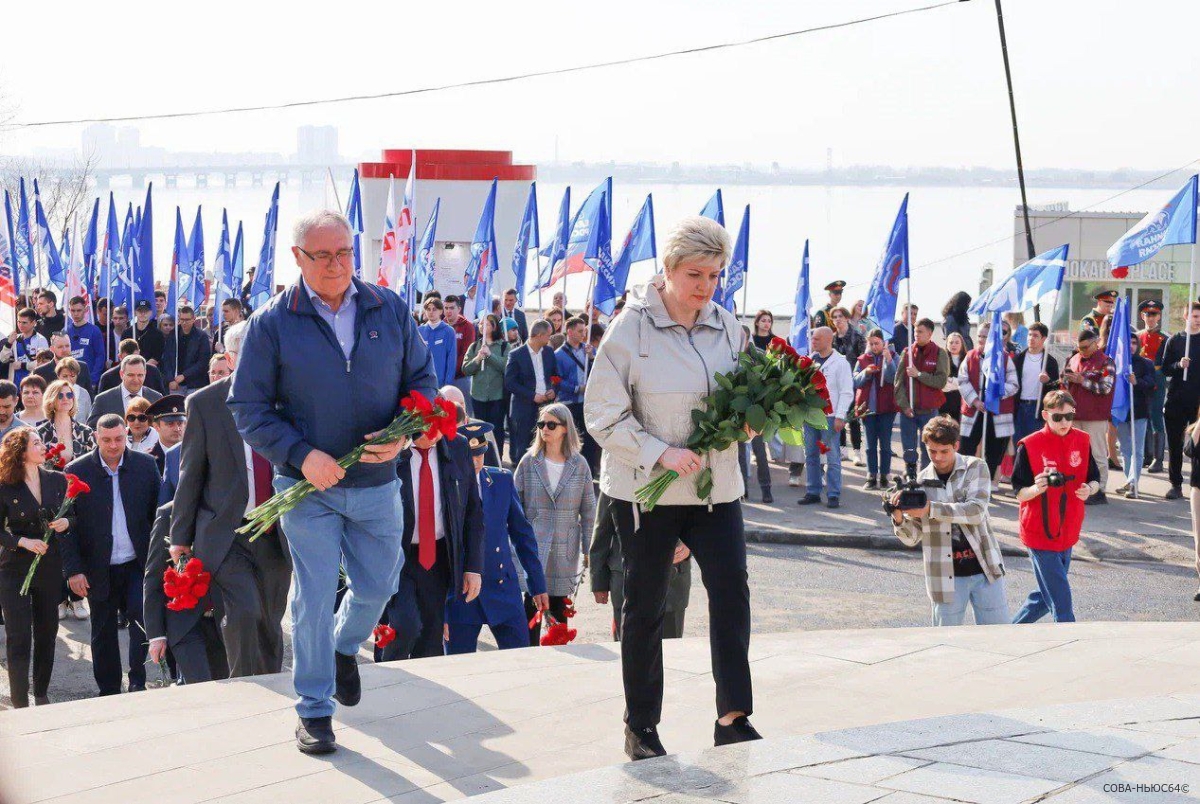 У памятника Юрию Гагарину в Саратове провели торжественный митинг