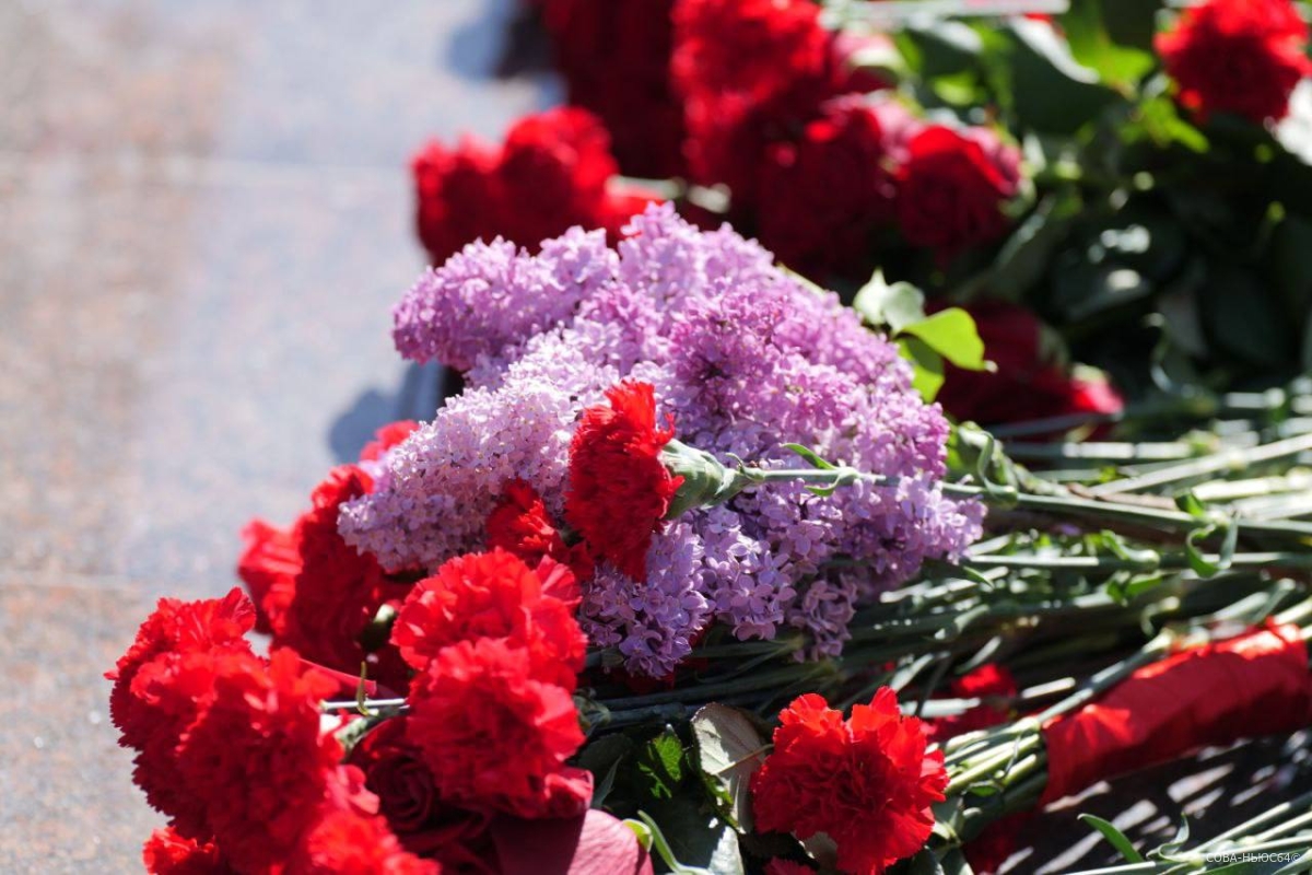 На Воскресенском кладбище возложили цветы к Мемориалу защитникам Отечества
