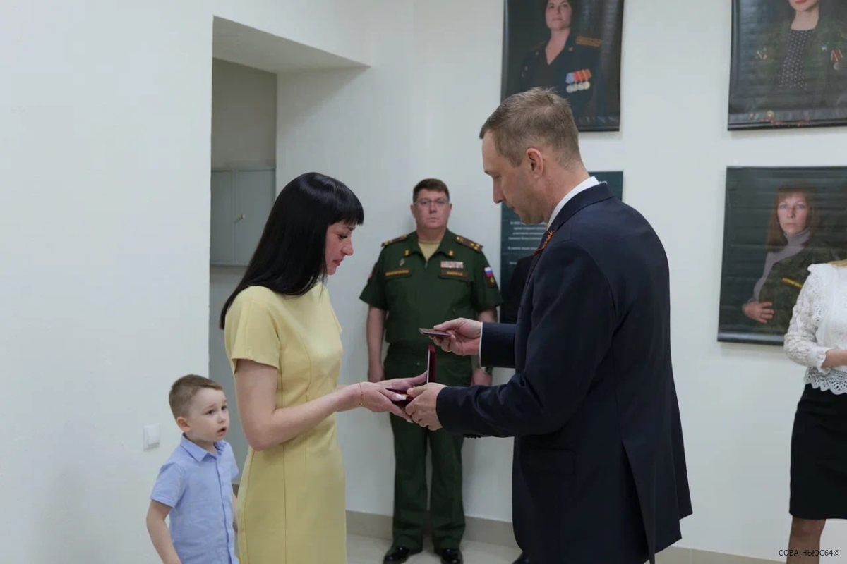 Губернатор передал награду семье участника СВО Сергея Назарова
