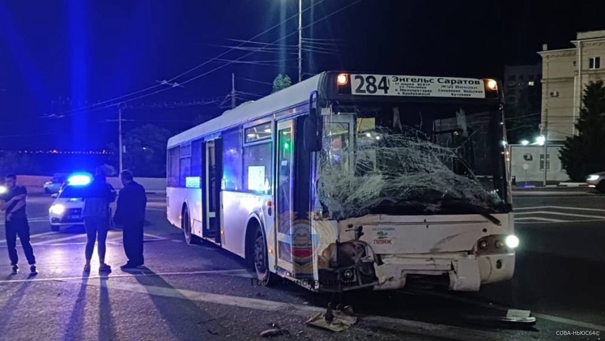 Пассажиры автобуса «Саратов - Энгельс» попали в больницу после ДТП с иномаркой